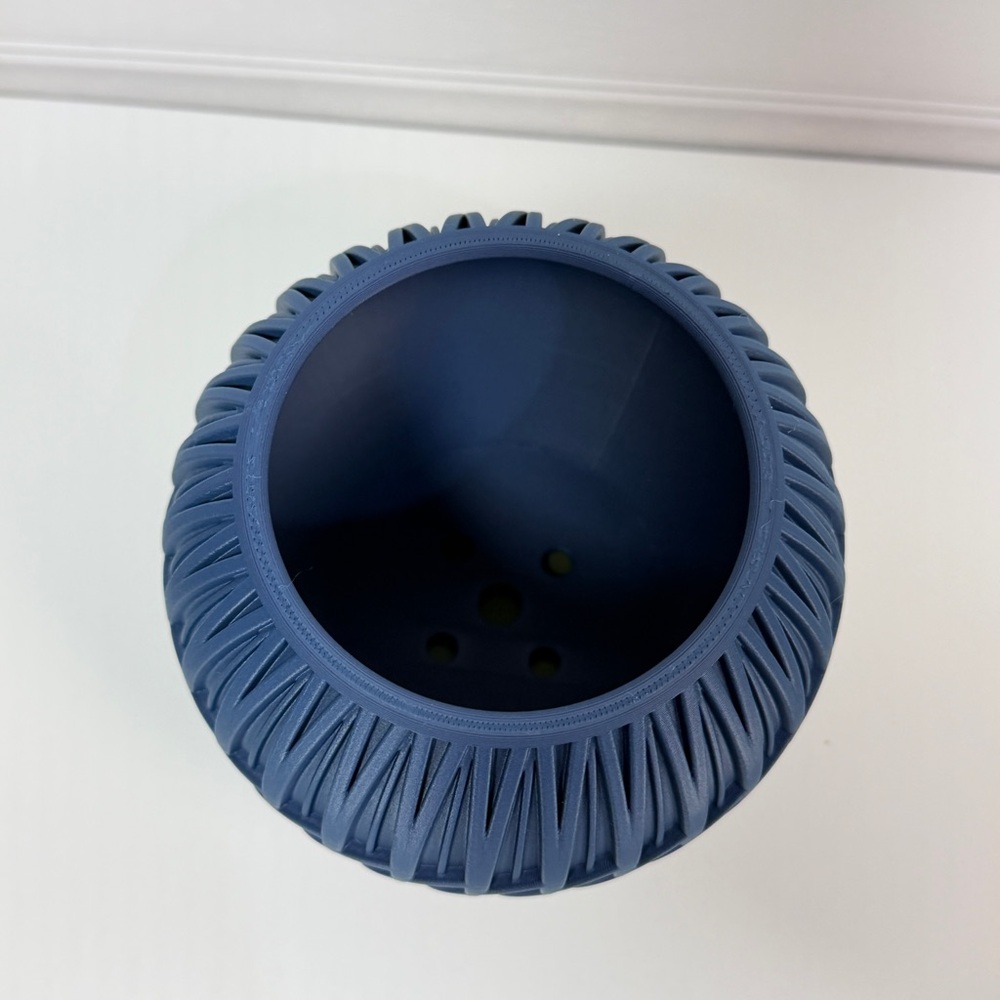 The Zyra Planter, Indoor Flower Pot, Tabletop Planter, Ribbed Lattice Pattern - Picture 5 of 12